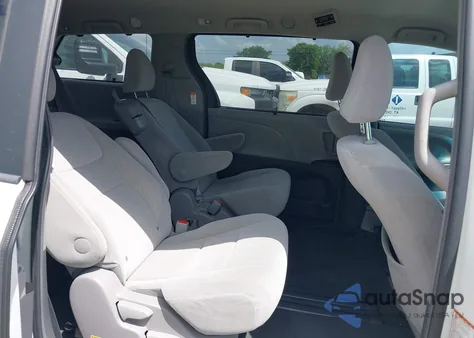 2017 Toyota Sienna Le 8 Passenger z USA, uszkodzony, nr VIN 5TDKZ3DC3HS828606